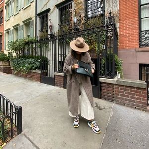 Meet your Posher, Efi